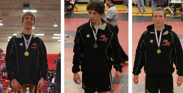 Wrestlers place at district, advance to regionals