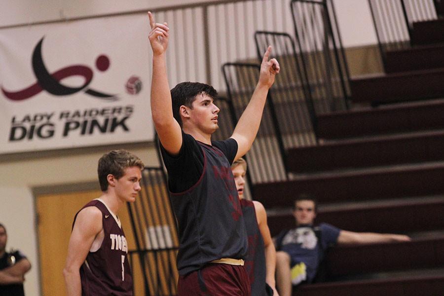 Senior+Austin+Myers+reacts+to+a+shot+during+the+Dripping+Springs+scrimmage.+Myers+is+the+latest+addition+to+the+varsity+boys+basketball+team%2C+a+69+transfer+from+Oklahoma.