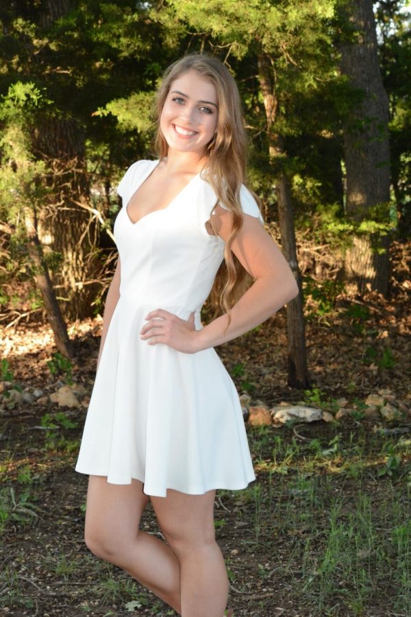 Valedictorian Reilly Heinrich poses for her senior pictures.
Photo Courtesy of Reilly Heinrich